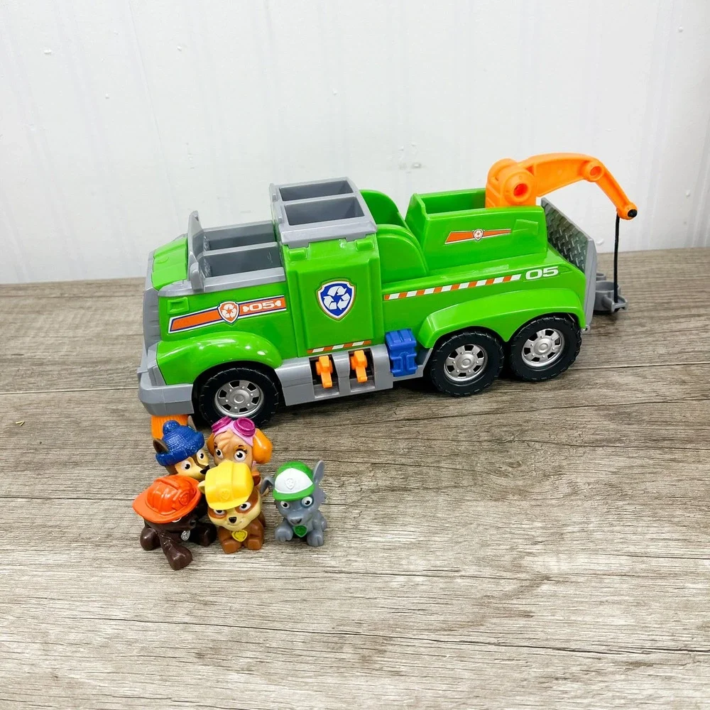 Paw Patrol Rocky Reuse It Deluxe Truck Green Recycling Vehicle with 5 Figures